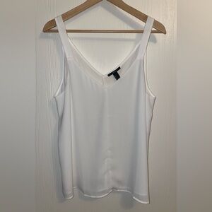 Forever 21 white tank top women’s size large. White lined blouse v-neck